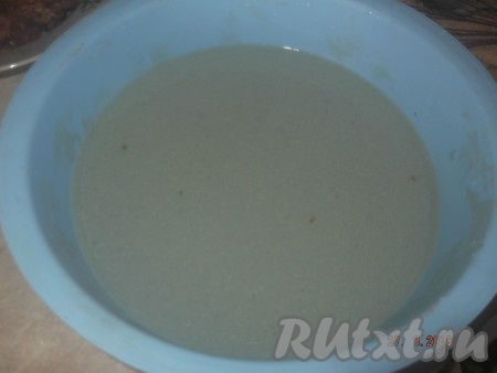 Берем кипяченую горячую воду и добавляем в неё соль, 2 столовые ложки сахара и смалец (жир), перемешиваем и ждем, пока всё растворится.