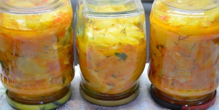 Стерилизуем банки, крышки и ложку, которой будем раскладывать салат. Банки я стерилизую в микроволновке, предварительно вымыв их и залив в них по 50 мл воды. На полной мощности кипятим 2-3 минуты в микроволновой печи.&nbsp;Разложить салат по простерилизованным банкам (5-6 банок по 700 мл) стерильной ложкой, закрутить простерилизованными крышками. Аккуратно перевернуть вверх дном, укутать и оставить до полного остывания.&nbsp;Вкусный салат из кабачков, перца и помидоров на зиму&nbsp;готов.
