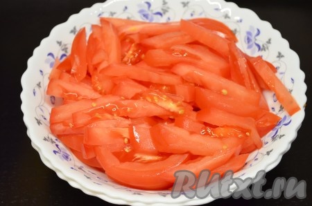 Помидоры вымыть, нарезать соломкой.
