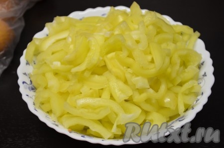 Перец сладкий вымыть, очистить от семян и нарезать соломкой.
