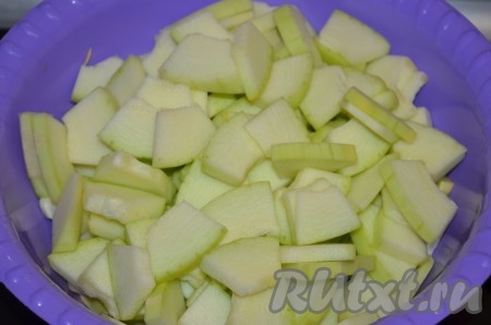 Кабачки очистить от кожуры и семян, нарезать не толстыми кусочками.
