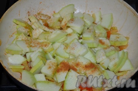 Затем добавить кабачки, соль, сахар, поперчить по вкусу.&nbsp;Перемешать, тушить 20 минут, периодически помешивая, на медленном огне под крышкой.
