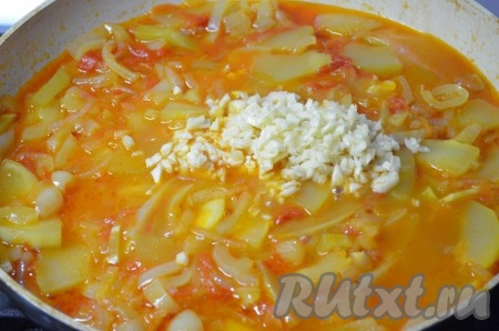 За 2 минуты до готовности добавить мелко рубленный чеснок. Перемешать и протушить.
