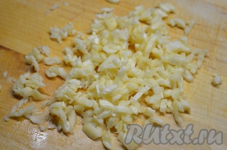 Чеснок пропустить через пресс или нарезать ножом, как делаю я.

