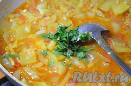 Затем посыпать рубленной зеленью, дать вскипеть и огонь выключить. Добавить уксус, перемешать.
