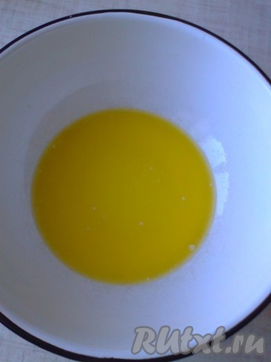 Сливочное масло растопить (можно в микроволновке в течение 2 минут при мощности 450 Вт), перелить в миску.