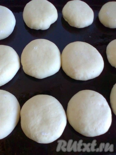 Полученный "мешочек" уложить швом вниз, слегка прижимая, на смазанный растительным маслом противень.