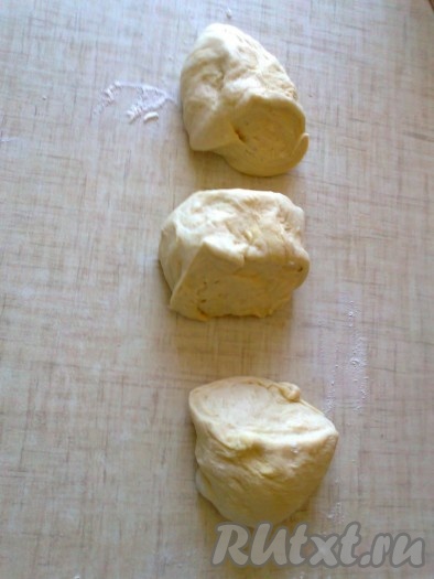 Подошедшее тесто надо разделить на 3 части. 