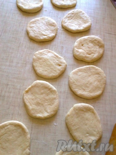 Раскатать шарики в лепешки толщиной 0,5-0,7 см.
