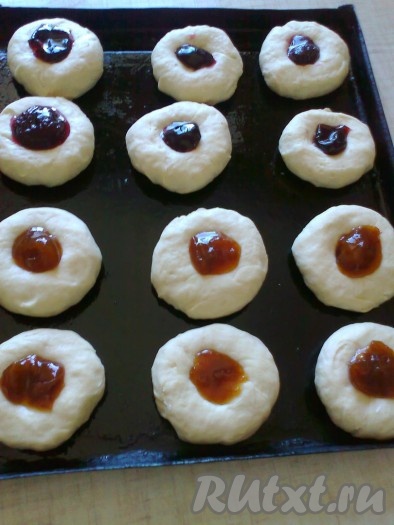 В эту выемку положить кусочки абрикосов или слив из абрикосового или сливового варенья.
