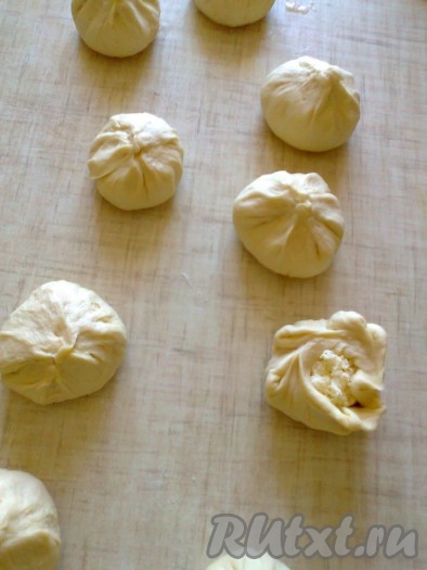 Поднять края каждой лепешки к центру, сформировать "мешочек" и хорошо защипать.