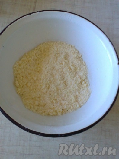 Для приготовления начинки смешать творог, сахар, яйцо, яичный белок и 1/2 пакетика ванильного сахара.

Для приготовления штрейзеля смешать муку с сахаром и перетереть с маслом, должна получиться маслянистая крошка.