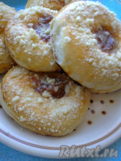 Перекладываем на решетку или тарелку, накрываем полотенцем и остужаем.