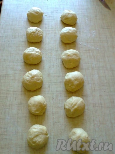 Каждую часть теста разделить еще на 4 части. Подкатать в шарики, получится 12 шариков.
