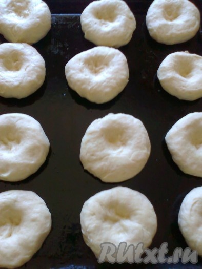 Сверху на булочку надавить концом скалки, чтобы образовалась выемка.
