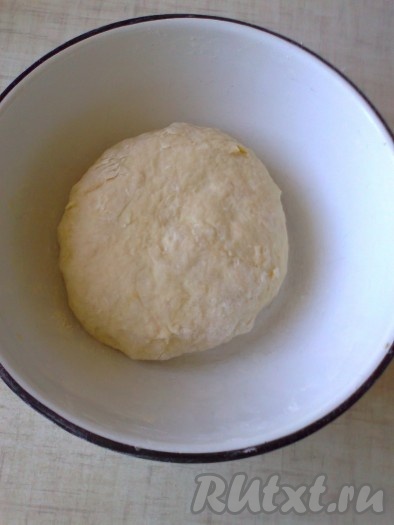 Добавить в миску с маслом 1 стакан холодной питьевой воды, сахар, дрожжи, 1/2 пакетика ванильного сахара, соль (яйцо в тесто не добавляла, при желании можно добавить). Всыпать 3 стакана муки и перемешать ложкой. Затем, понемногу подсыпая муку (0,5 стакана), замесить тесто, не липнущее к рукам.
