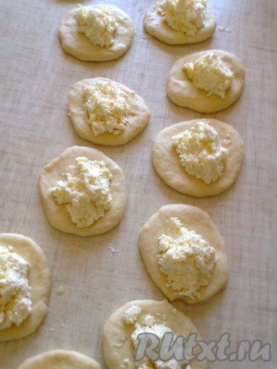 В серединку каждой лепешки положить по 1 столовой ложке с большой горкой творожной начинки. 