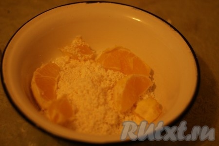 Творог перетереть блендером вместе с апельсином. 