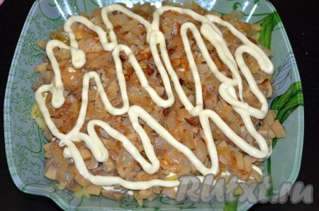 Первым слоем на достаточно плоскую тарелку выложить картошку, посолить и поперчить, смазать майонезом. Вторым слоем разложить грибы, третьим слоем - жареный лук. Смазать майонезом.