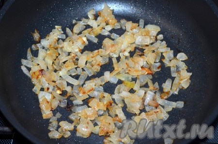 Заранее отварить куриное мясо в подсоленной воде до готовности (в течение 30 минут с момента закипания воды), остудить. Картофель отварить в кожуре в течение 20-25 минут (до готовности) с момента закипания воды, затем остудить. Лук очистить, нарезать на небольшие кубики, выложить в сковороду, в которой уже хорошо прогрелось небольшое количество растительного масла. Обжарить на среднем огне, иногда помешивая, до золотистости лука, убрать с огня, остудить.