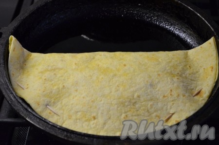 Разогреть немного масла в сковороде и обжарить лепешку с двух сторон до румяной корочки.&nbsp;
