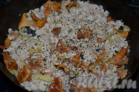 Перемешать, обжарить до готовности фарша (примерно 7 минут), периодически помешивая и разбивая комочки, посолить и обильно поперчить.
