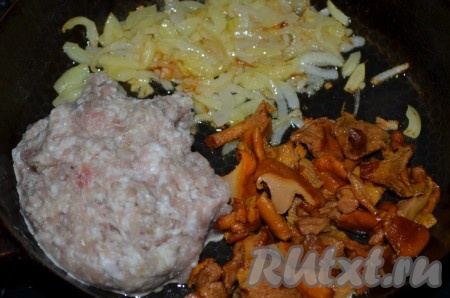 Если грибы свежие лесные, то я их чищу, режу, промываю, заливаю холодной водой и варю 40 минут на медленном огне с момента закипания. Если готовите с шампиньонами, их нужно добавить к обжаренному луку с перцем и готовить в течение нескольких минут. Мясной фарш (я использовала свиной фарш) и грибы (у меня вареные лисички) выложить на сковороду к обжаренным овощам.
