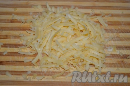 Натереть сыр на крупной терке.

