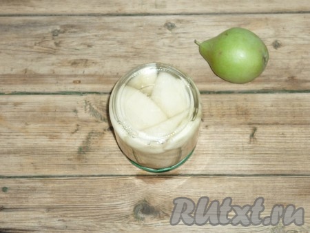 Затем воду слить в кастрюлю, добавить сахар и небольшую щепотку лимонной кислоты (кислоту и сахар можно регулировать под свой вкус), довести до кипения и проварить сироп до полного растворения кристаллов. Горячий сироп влить&nbsp;до самого верха банки с дольками груш. Накрыть банку прокипяченной крышкой и закатать. Баночку с грушами в сиропе перевернуть донышком вверх, укутать тёплым одеялом до полного остывания.&nbsp;
