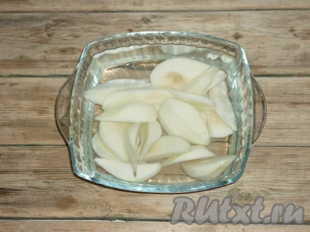 Аккуратно очистить груши, нарезать дольками или пополам, удалив семенную коробочку. Очищенные и нарезанные груши поместить в миску с холодной водой, добавить немного лимонной кислоты. Это нужно для того, чтобы груши не потемнели и выглядели красивыми в баночках. Оставить груши в воде на несколько минут.
