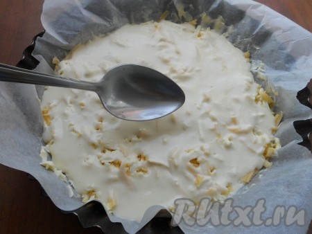 Сверху сыр залить оставшимся тестом.