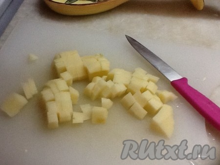 Добавляем в кастрюлю картошечку, нарезанную кубиками.
