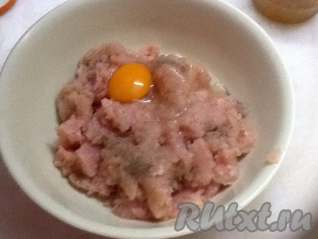 Тем временем готовим фарш для фрикаделек: в куриный фарш добавляем яйцо, солим, перчим, можно добавить зубчик чесночка (я добавила ложку своей домашней аджики) и хорошо перемешиваем.
