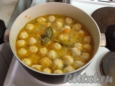 Затем отправляем морковку-лук в кастрюлю, аккуратно перемешиваем и даем покипеть на медленном огне еще 5-7 минут. Добавляем лаврушечку (у меня из Крыма!) и перчик горошком.
