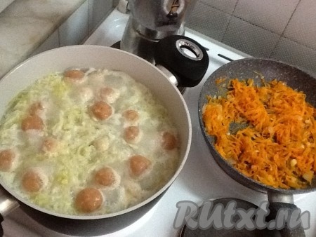 Когда картошка сварится, скатываем из получившегося фарша шарики, периодически смачивая руки, и опускаем их в кипящие щи. Морковка с луком, пока томятся рядом!
