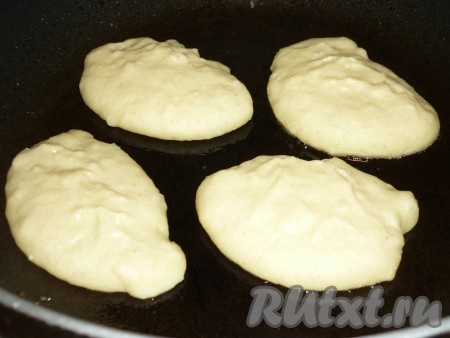 Сковороду разогреть с растительным маслом, ложкой выложить тесто в виде небольших оладий и жарить с двух сторон на среднем огне до образования румяной корочки.
