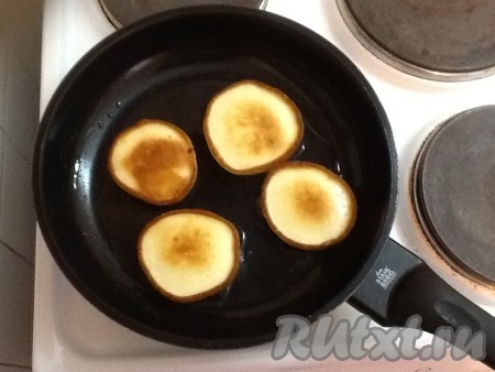 Затем переворачиваем и поджариваем с другой стороны на среднем огне.
