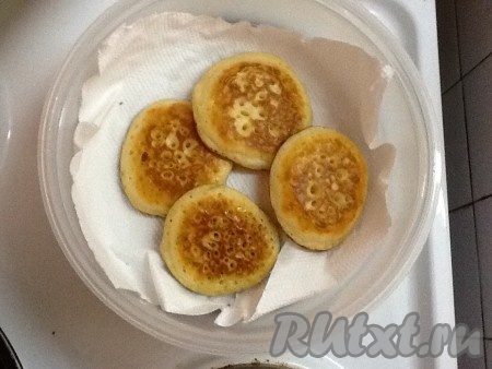 Первая порция вкусных оладушек на кефире готова!
