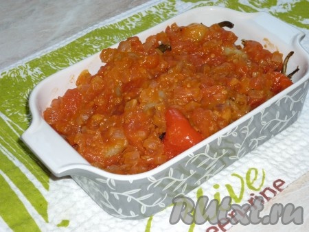 Помидоры, тушеные с луком, выложить на жареный перец и разровнять.&nbsp;
