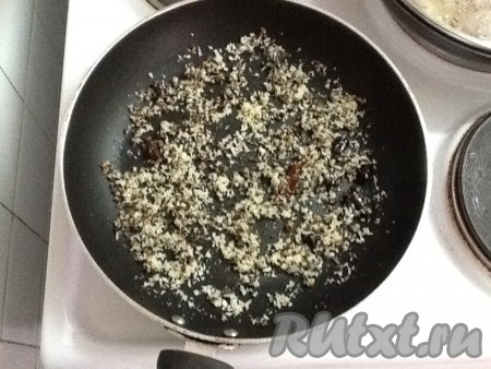 Добавить кокосовую стружку и еще обжарить 1-2 минуты.