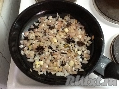 Добавить лук и обжарить, помешивая, до золотистого цвета.