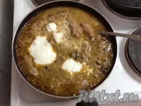 Теперь добавить в сковороду с пастой тушеную баранину, подсолить, если нужно и при желании добавить сливки или сметану - она смягчит остроту! Но если вы любите острое - сметана не понадобится! Потушить на небольшом огне 10 минут.