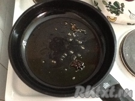 Нагреть 2 столовые ложки масла на сковороде и добавить черный кардамон, зеленый кардамон, звездочки аниса, гвоздички и все это обжарить.