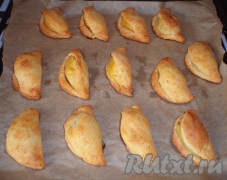 Отправить противень с печеньем в духовку, нагретую заранее до 200 градусов. Творожное печенье с начинкой из яблок и сгущёнки выпекать до румяного цвета (примерно 15-20 минут).