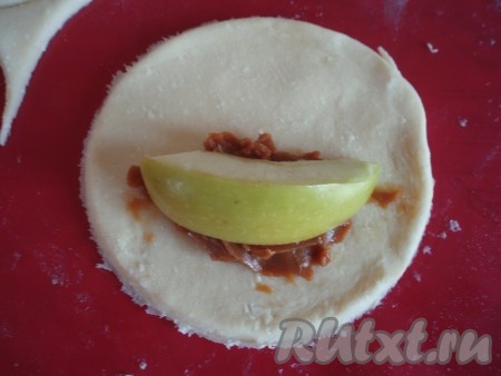 Поверх сгущёнки выложить дольку яблока.