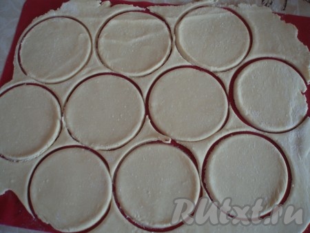 Тесто на присыпанной мукой поверхности раскатать достаточно тонко, вырезать стаканом кружочки.