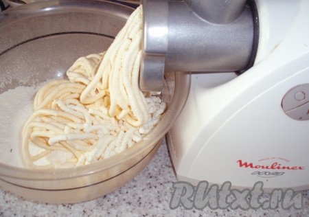 Творог и сливочное масло пропустить через мясорубку прямо в миску с мукой. 