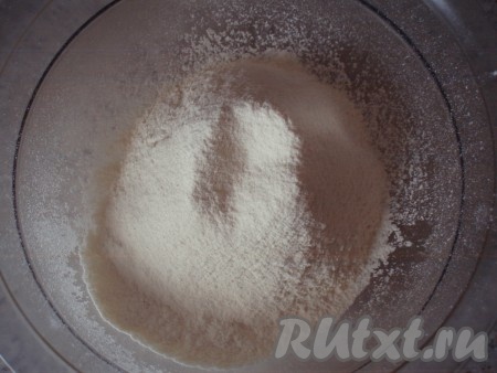 Творог можно взять любой жирности, но желательно, чтобы он был не очень влажным. 200 грамм муки просеять в объёмную миску.