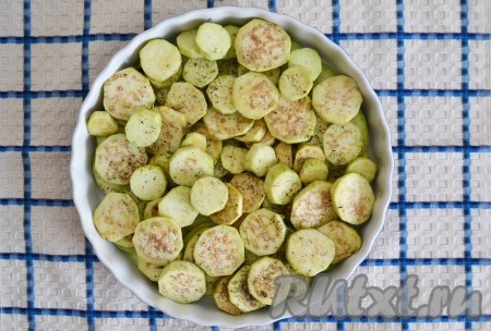 Баклажаны вымыть, очистить от кожицы и нарезать кружочками толщиной, примерно, 4-5 мм. Обильно посолить кружочки баклажанов и оставить на 20 минут, чтобы ушла горечь, а затем смыть соль, а воду полностью слить. Выложить баклажаны сверху на кабачки и посыпать прованскими травами.
