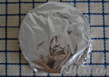 Плотно накрыть форму фольгой (лучше сложить фольгу в два слоя).
